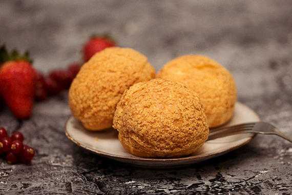 Шу с кремом, вишневым джемом и кракелином