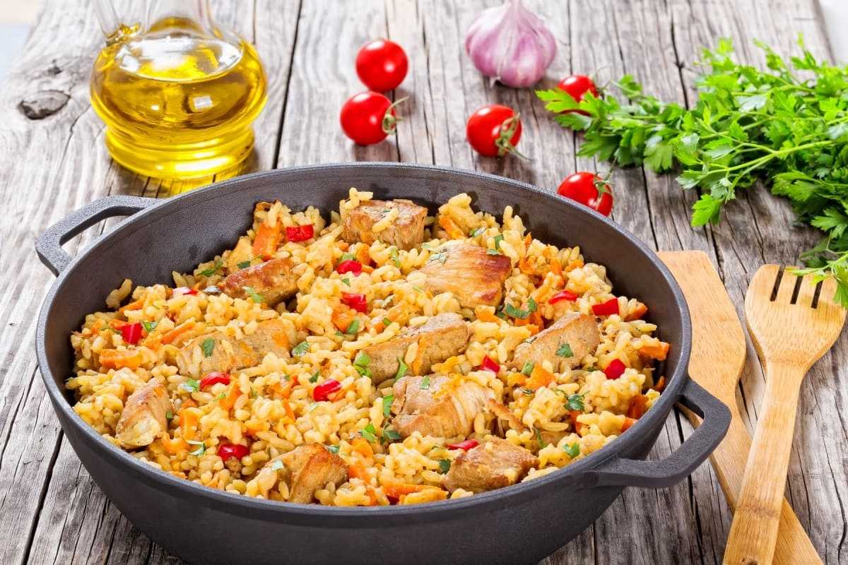Рассыпчатый плов с курицей на сковороде и в казане по пошаговому рецепту