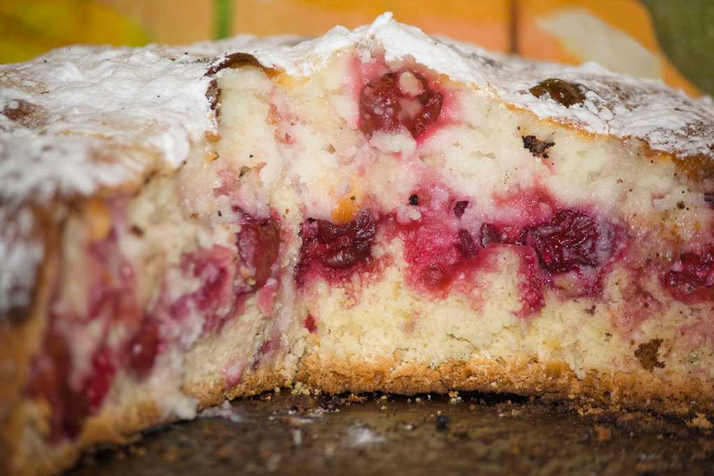 Шоколадный пирог с творогом и вишней