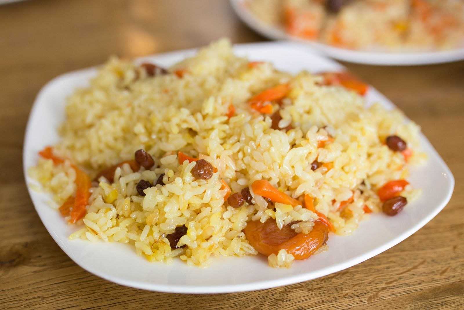 Как приготовить сладкий плов с изюмом