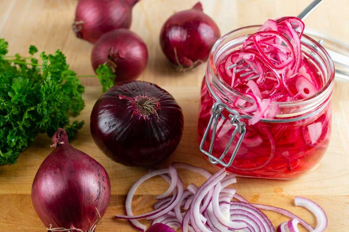 Маринованный лук для салата — 7 быстрых рецептов