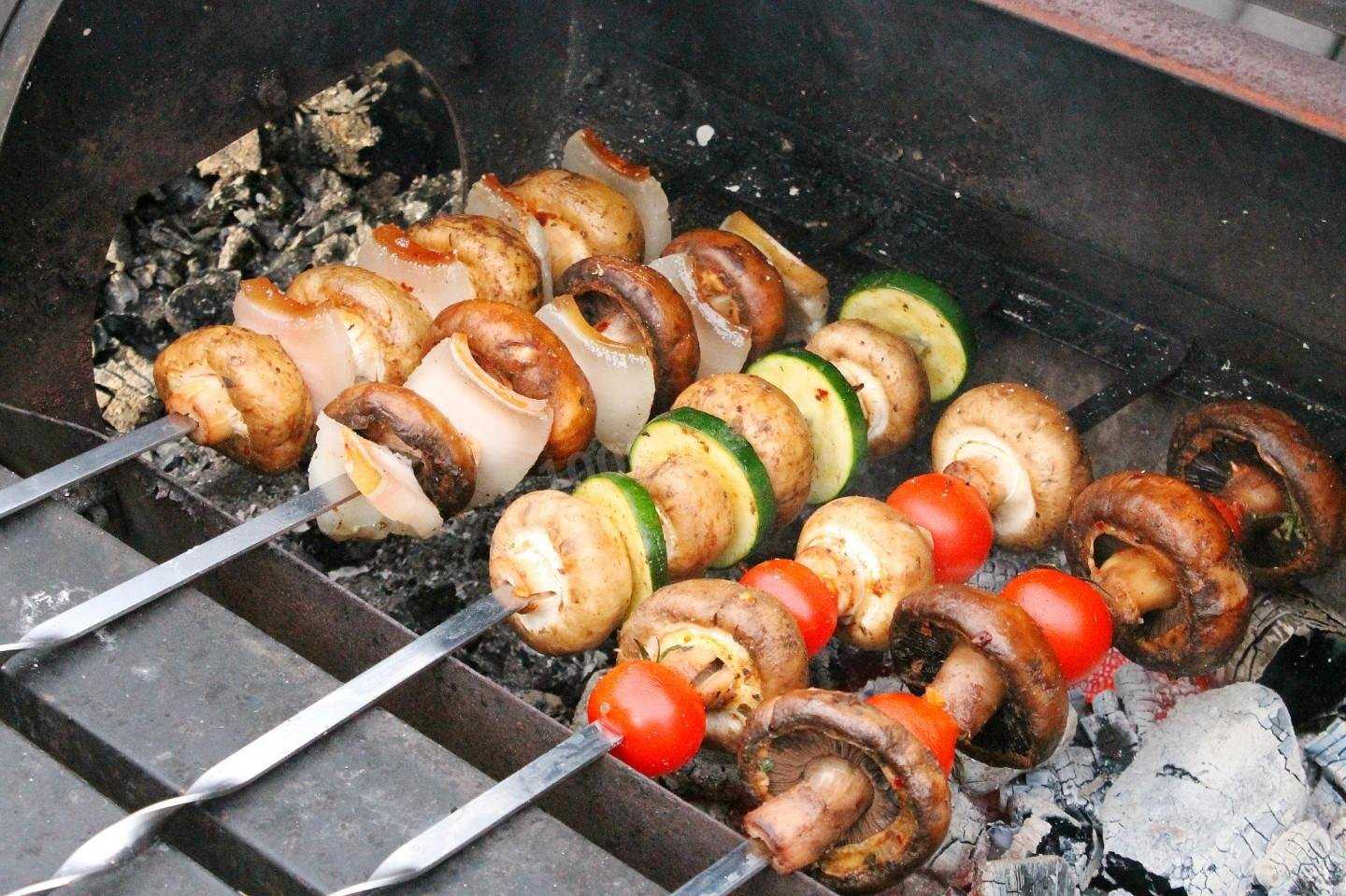 Ароматные шампиньоны на мангале — как вкусно приготовить грибной шашлык