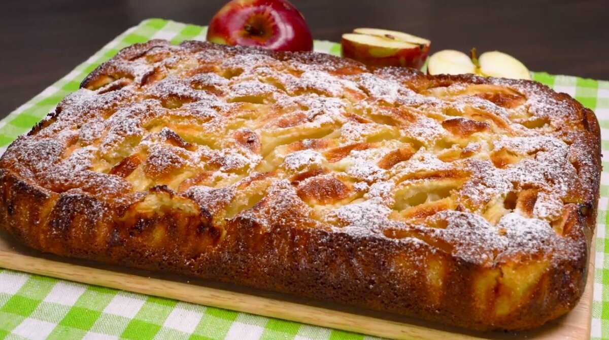 Пышная шарлотка на кислом молоке с яблоками