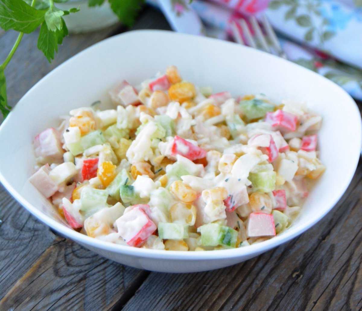 Популярные салаты с сухариками - 15 очень вкусных, простых и недорогих рецептов
