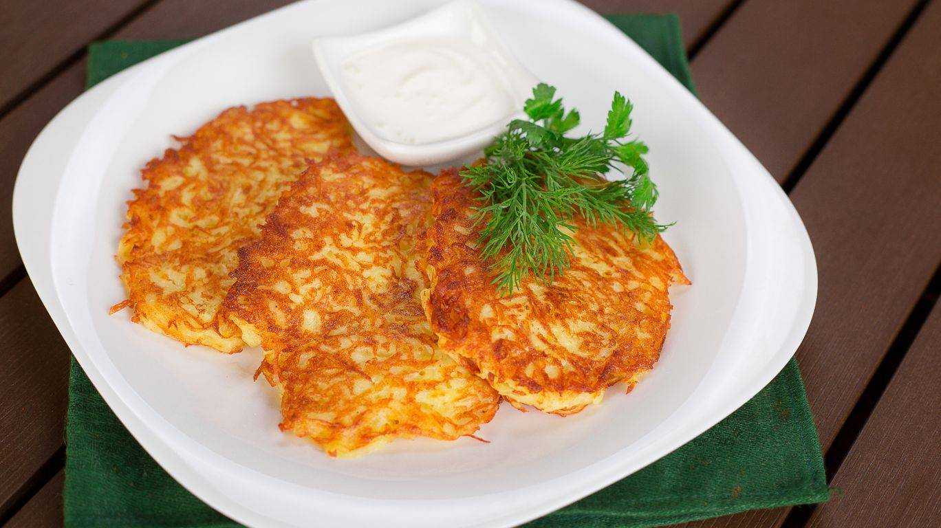 Постные картофельные драники - лучшие рецепты блюда без яиц и мяса
