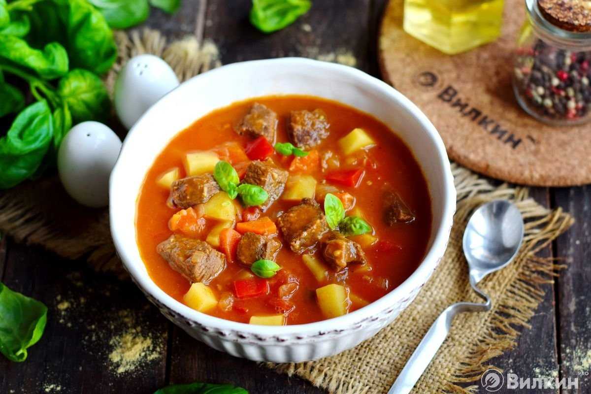 Гуляш из говядины с картошкой