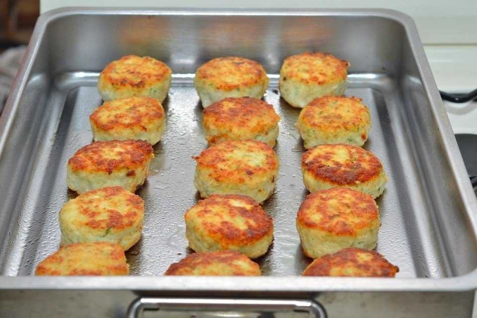 Самые вкусные рецепты сочных котлет из куриного фарша, жаренных на сковороде