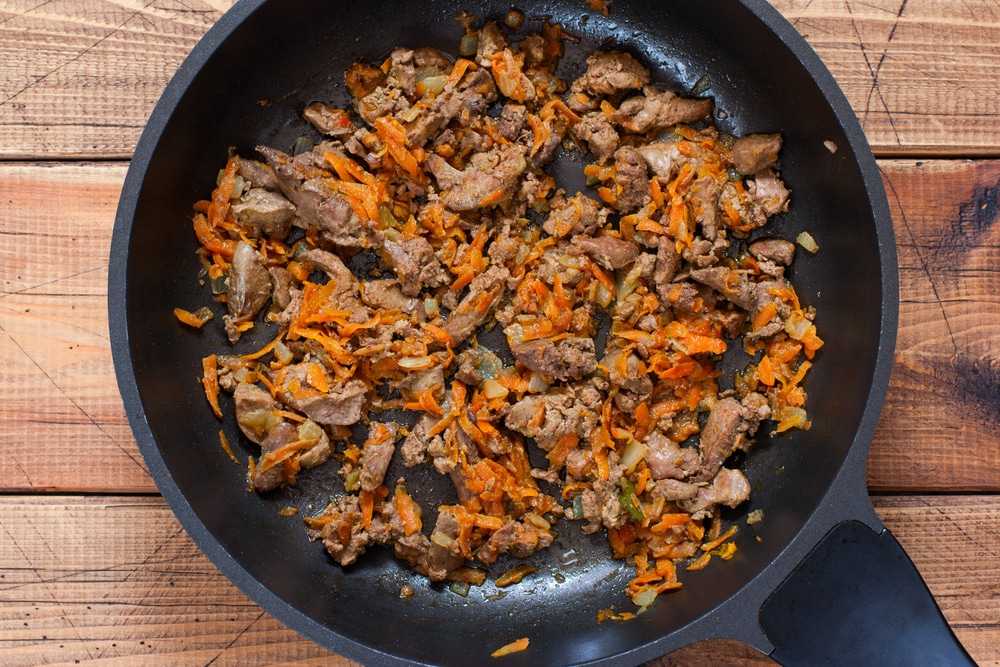 Как приготовить куриную печень на сковороде с луком и морковью с подливкой (+6 рецептов) - рецепт с фото пошагово