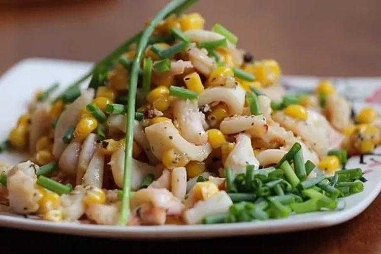Салат с кальмарами и яйцом: 8 самых вкусных рецептов