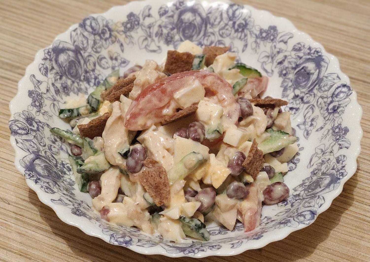 Салат с фасолью и курицей