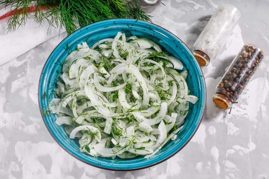 Как быстро и вкусно замариновать лук уксусом?