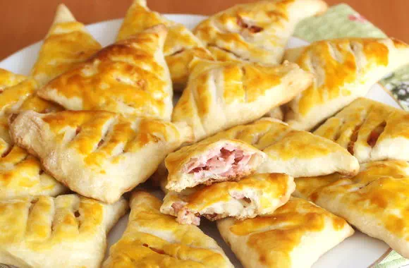Конвертики из слоеного теста с колбасой и сыром  рецепт с пошаговыми фото