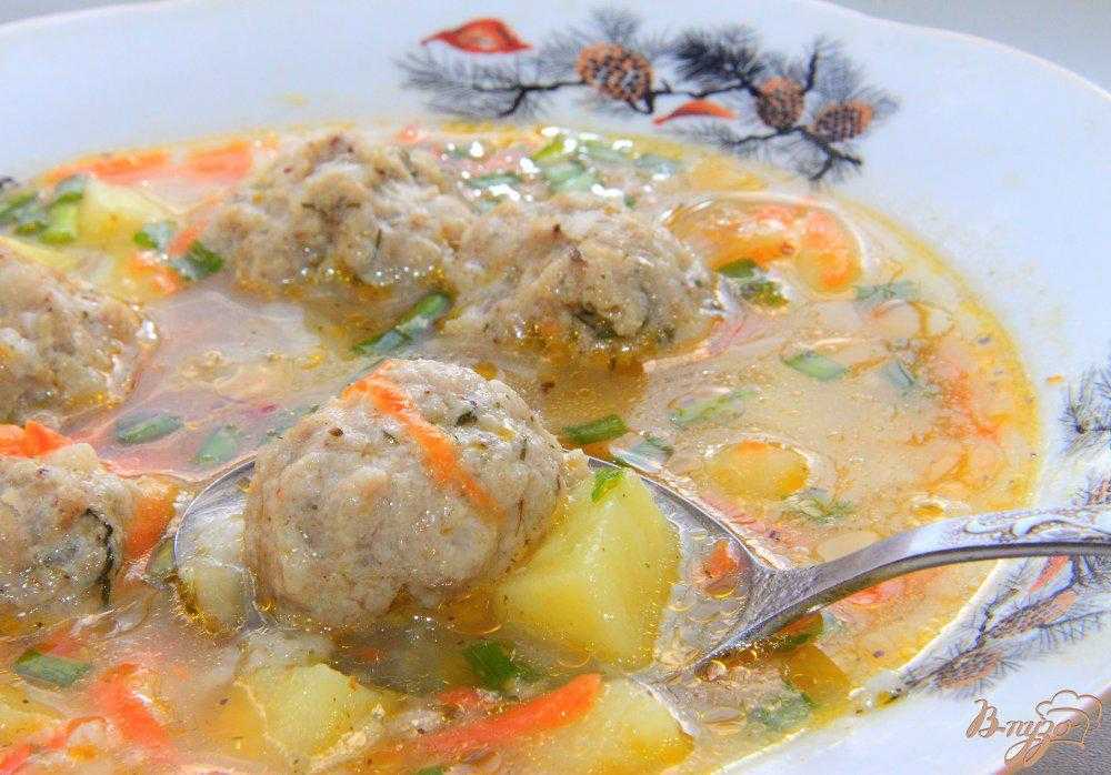 Cуп с фрикадельками рисом и вермишелью