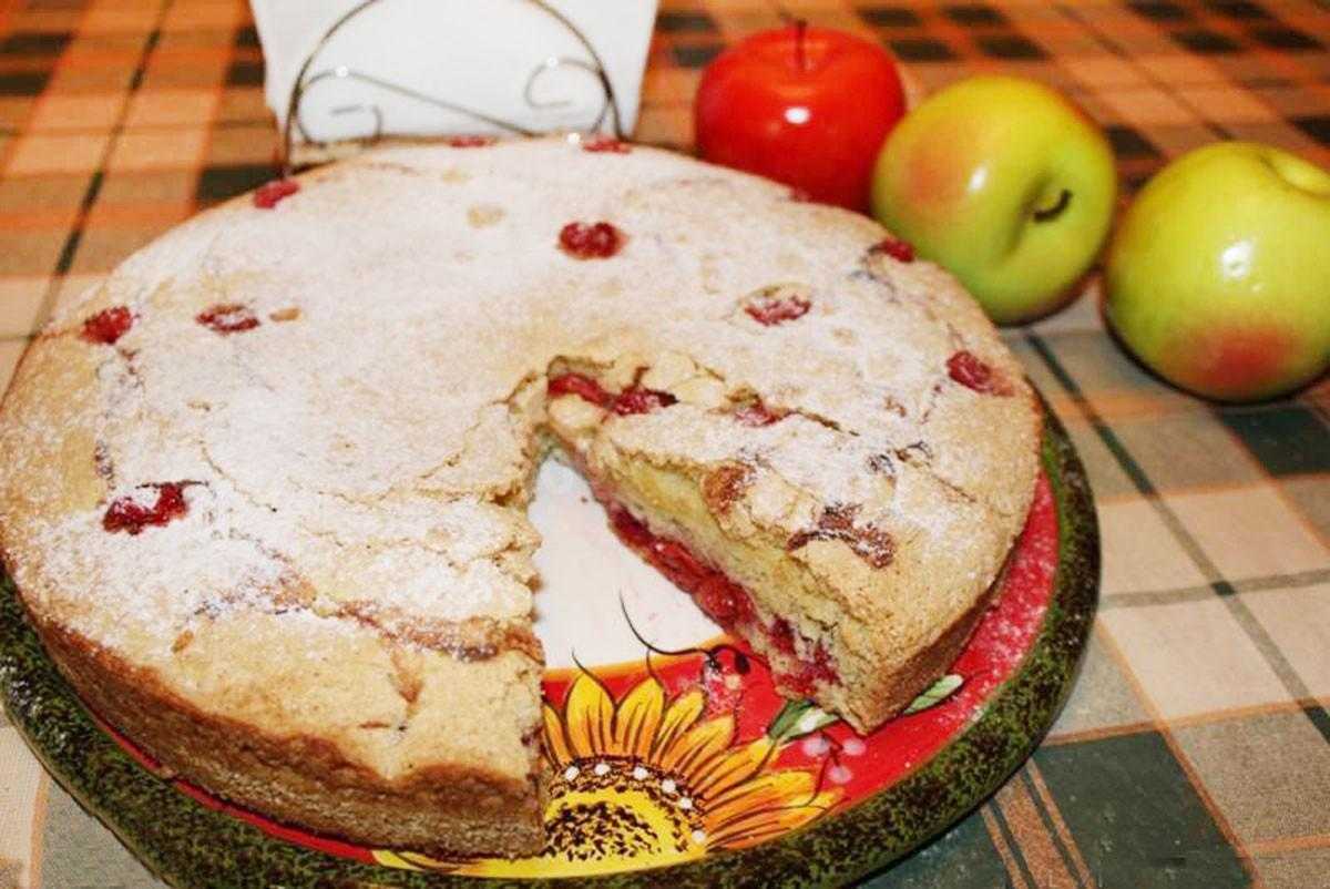 Вишневая шарлотка с вишней в духовке