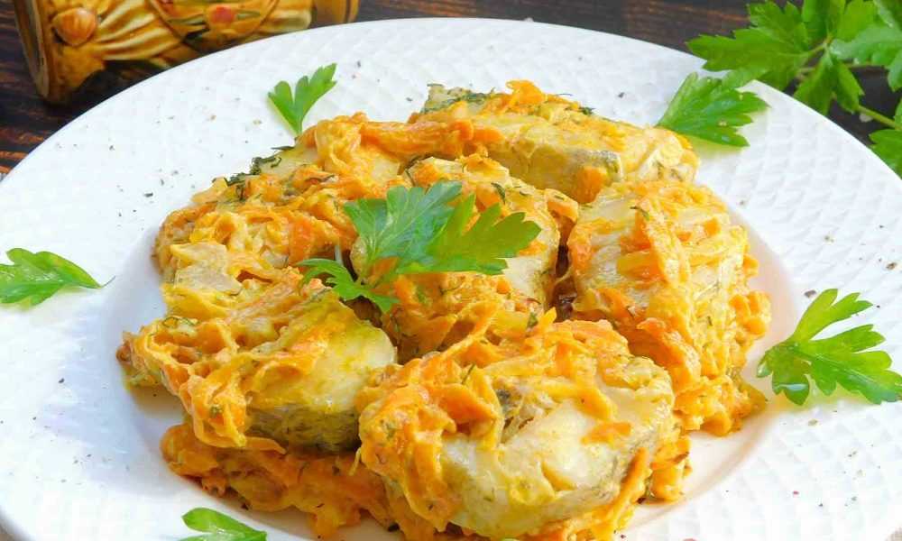 Как приготовить тушеный минтай с морковкой и луком по пошаговому рецепту с фото