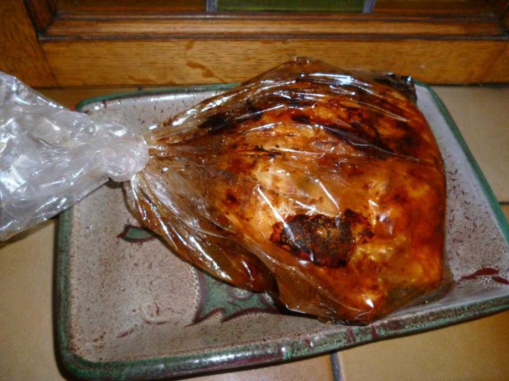 Курица в духовке в рукаве с рисом
