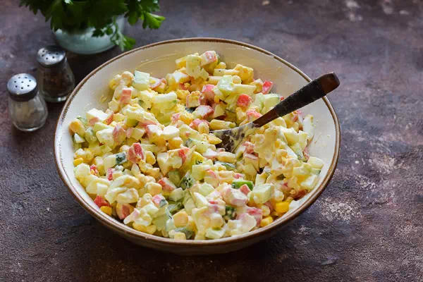 Крабовый салат с кукурузой и огурцом без риса: рецепт с 10 пошаговыми фото | народные знания от кравченко анатолия