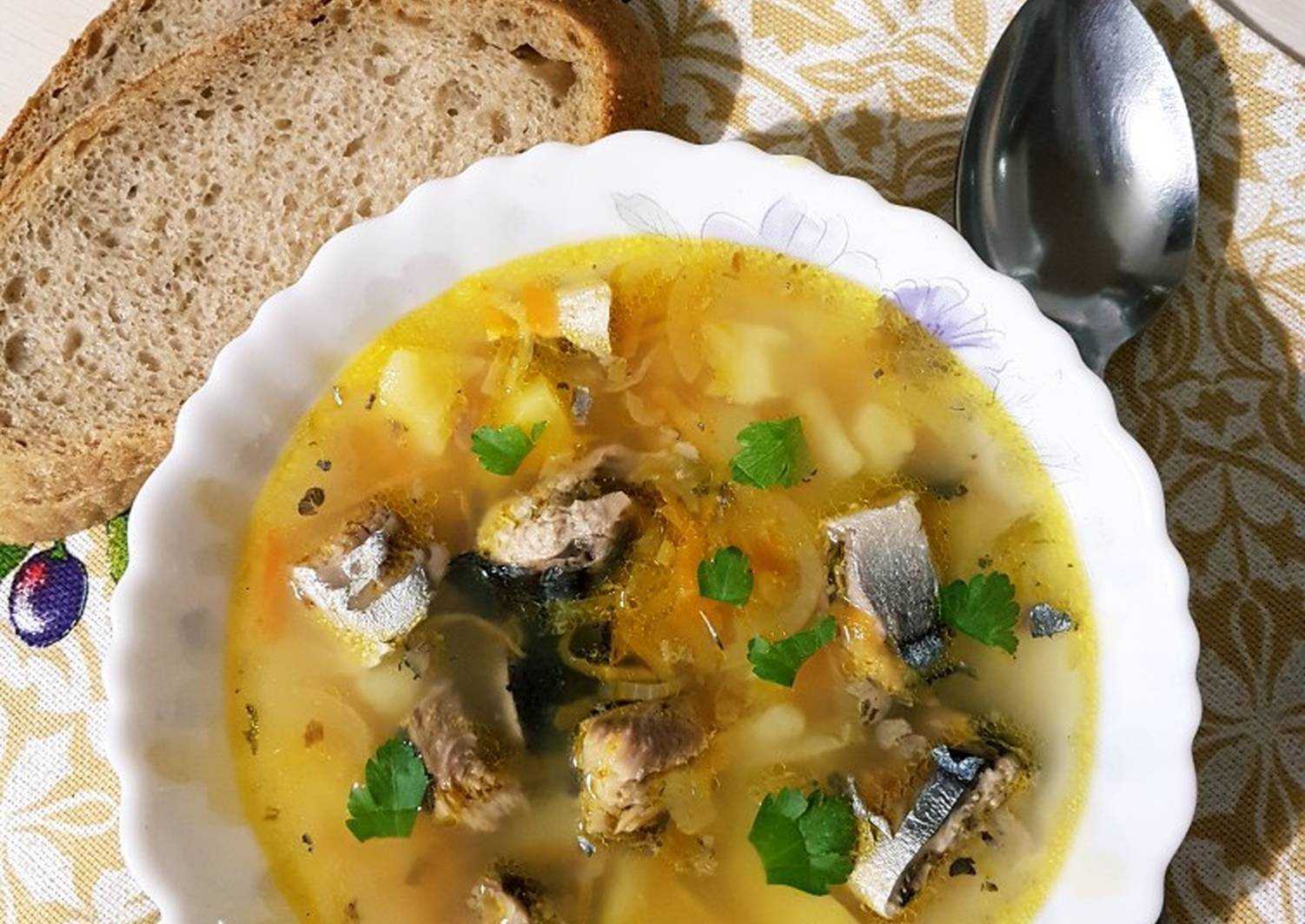 Согревающая уха из морского окуня с яркими овощами