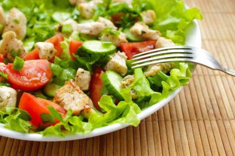 12 слоеных салатов с копченой курицей для тех, кто любит вкусно поесть