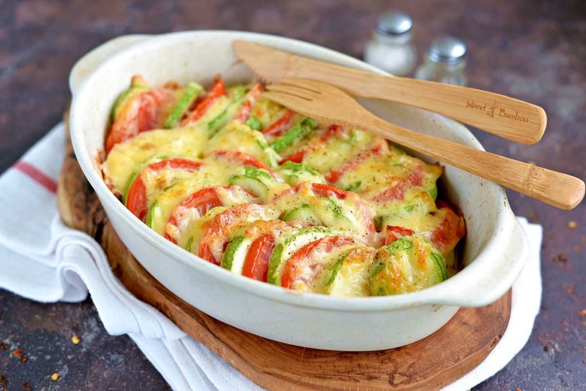 Говядина с кабачками в духовке с помидорами и кефирным соусом