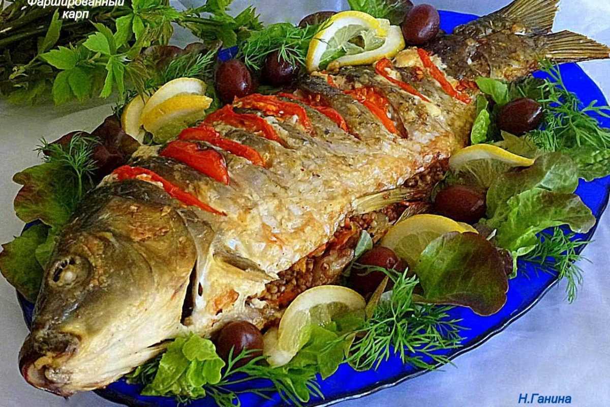 Карп, запечённый на луковой подушке | totrecept.com