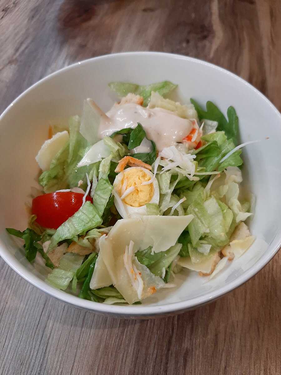 Салат цезарь с курицей