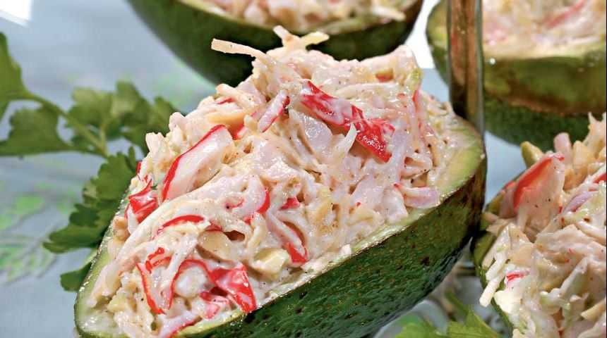 Салат с авокадо и крабовыми палочками | вкусные новости - всё про доставку еды