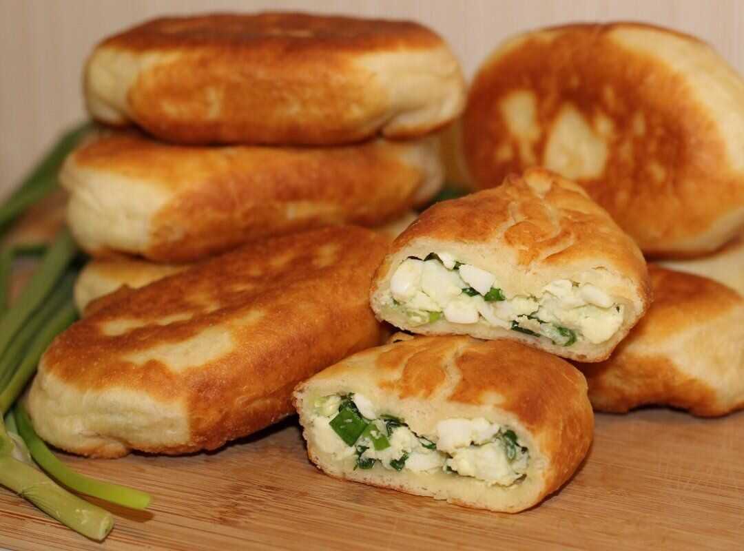 Пирожки с зеленым луком и яйцом жаренные на сковороде и запеченные в духовке