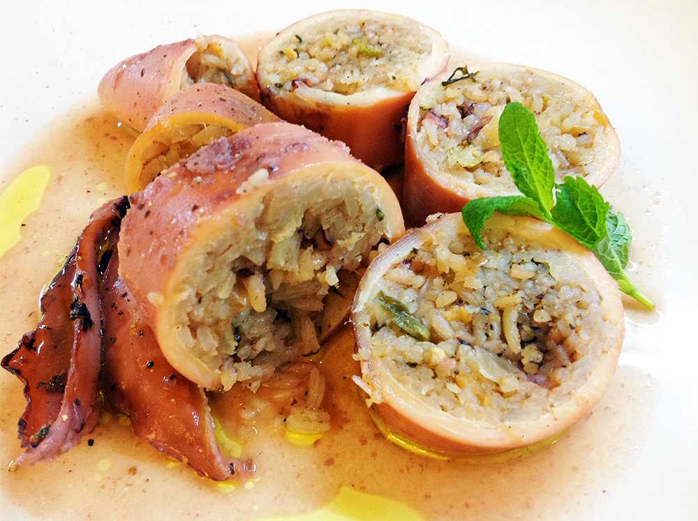Кальмары, фаршированные рисом и грибами, в духовке - 16 пошаговых фото в рецепте