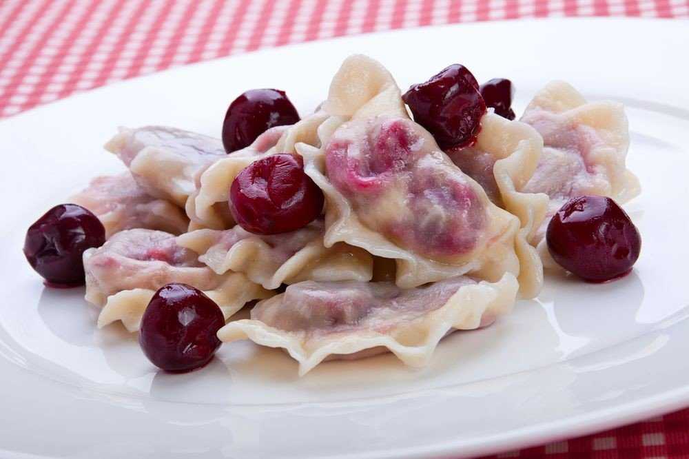 Рецепт приготовления вкусных вареников с вишней