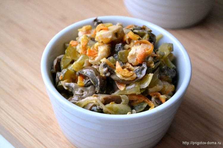 Салат обжорка классический с курицей и солеными огурцами