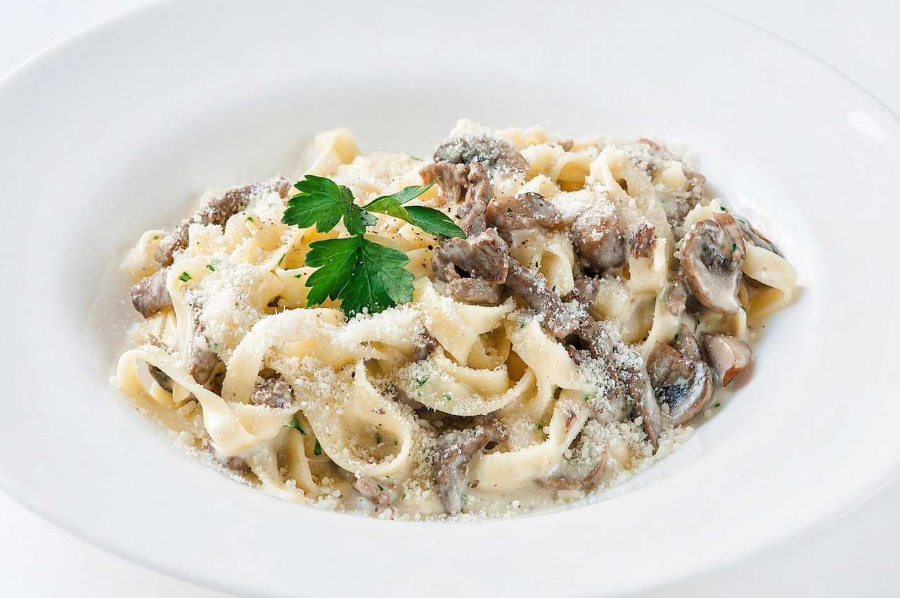Карбонара с копченой курицей и сливками