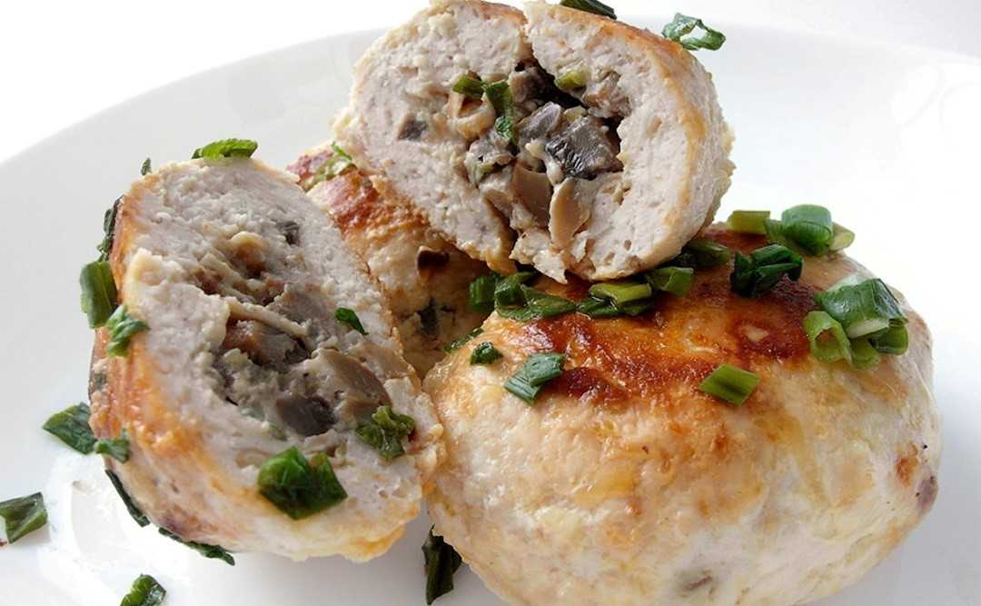Мясные котлеты с добавлением сырой картошки