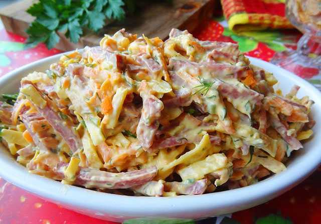 Оригинальные рецепты вкусных салатов из яичных блинчиков и колбасы
