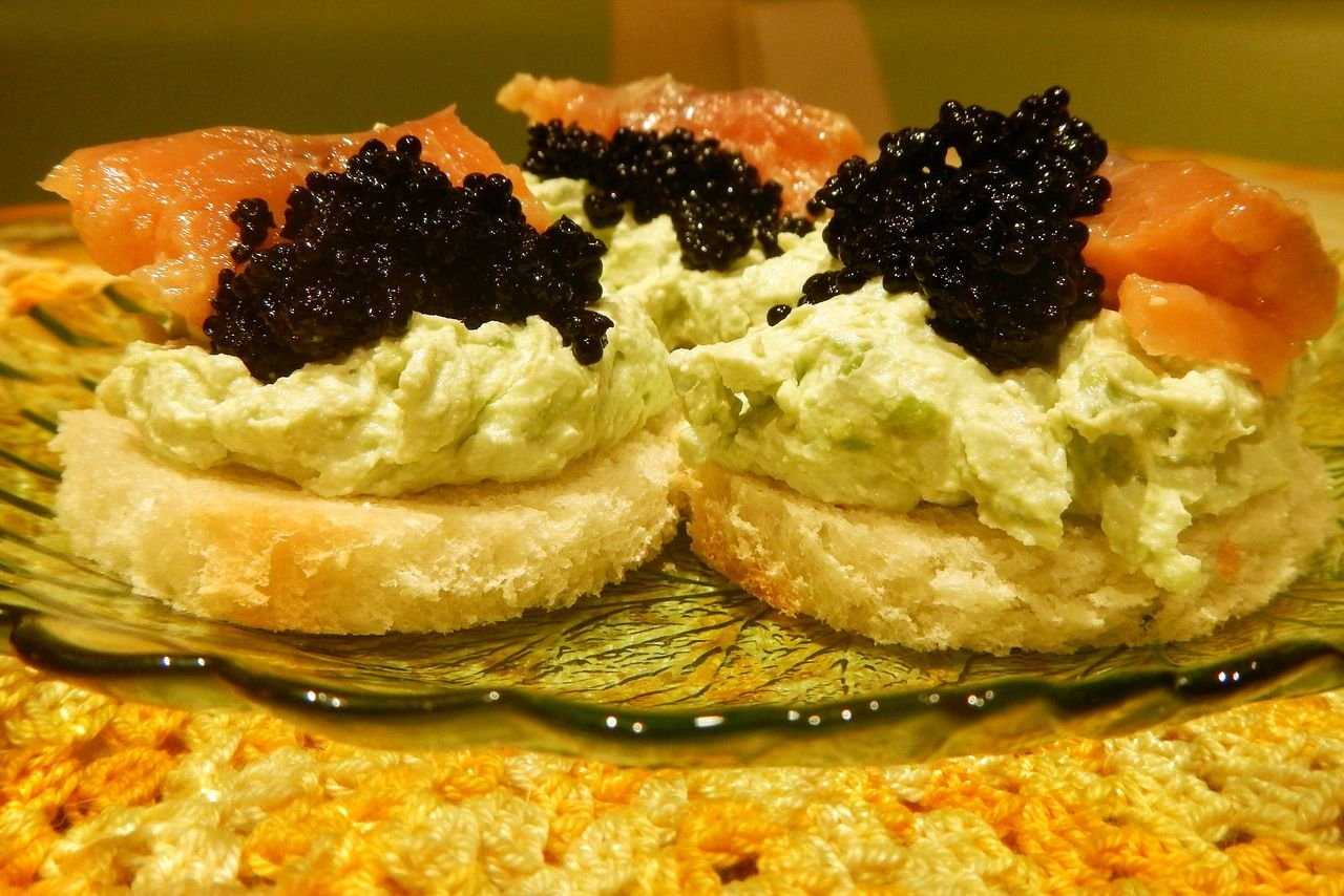 Бутерброды с икрой минтая: 7 рецептов экономичной закуски