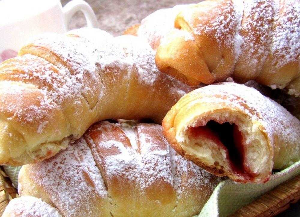 Сдобные булочки с вареньем. сдобные булочки с апельсиновым вареньем.
