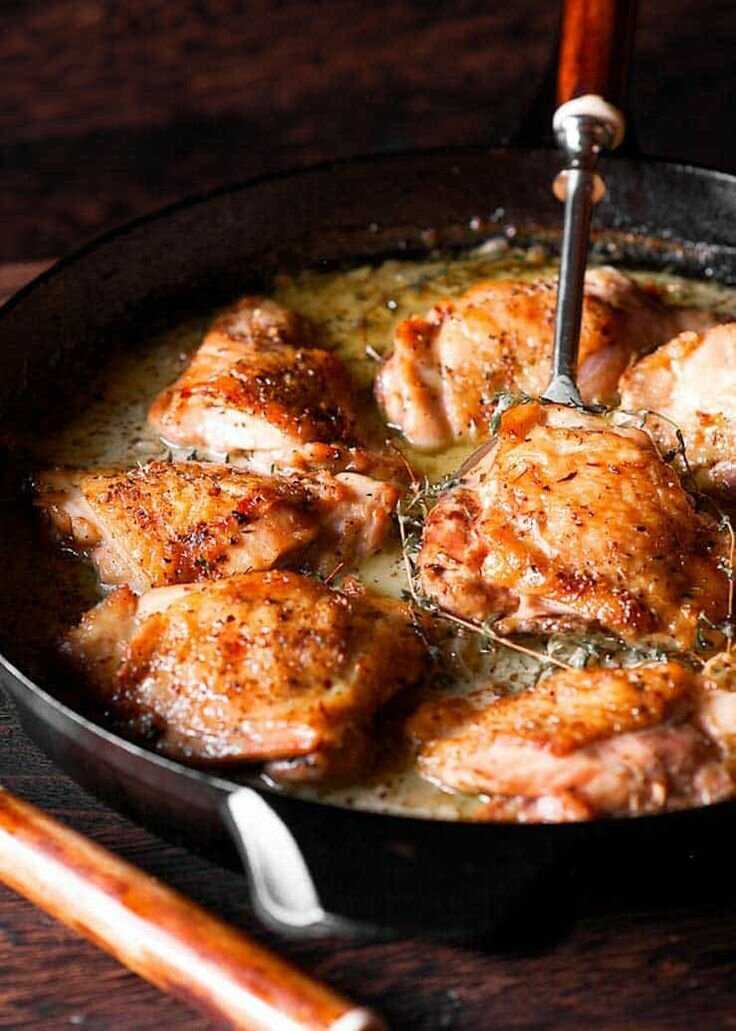 Как и сколько жарить куриные бедра на сковороде?