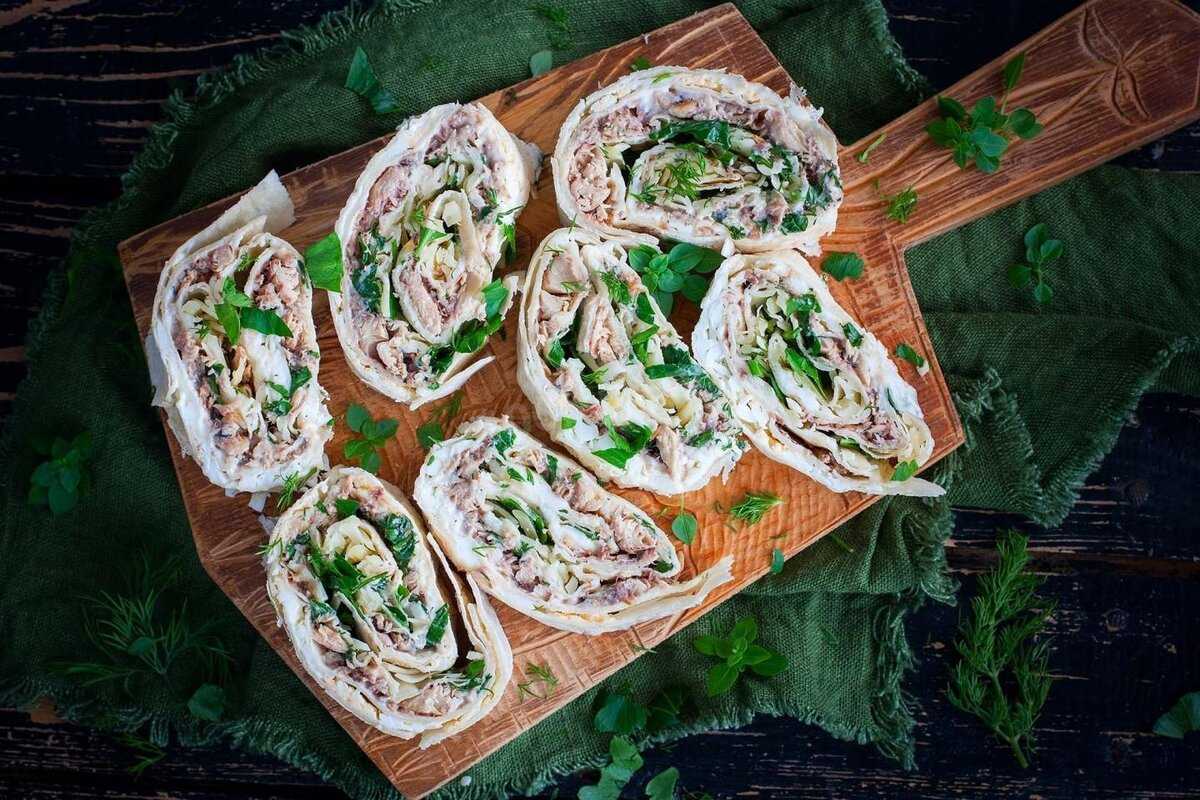 Рулет из лаваша с консервированной рыбой: быстро и вкусно!