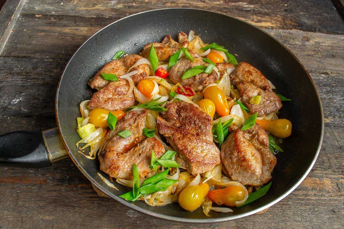 Как вкусно и сочно пожарить свинину на сковороде — рецепты. как пожарить свинину, чтобы она была мягкой?