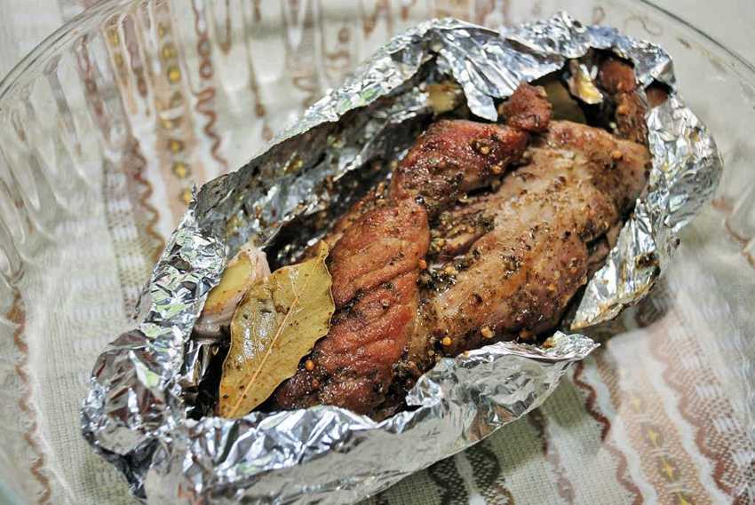 Говядина в духовке, сочная и мягкая, запечённая в фольге — простые рецепты приготовления
