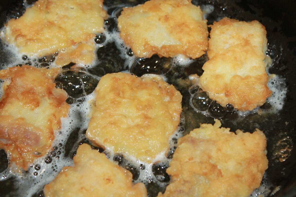 Морской язык в кляре на сковороде. морской язык в сырном кляре. запеченная рыбка под сырной шубой
