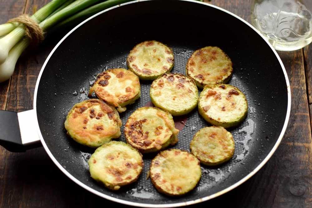 Жареные кабачки  - прекрасная, полезная и популярная закуска, которая может украсить любой праздничный стол: рецепт с фото