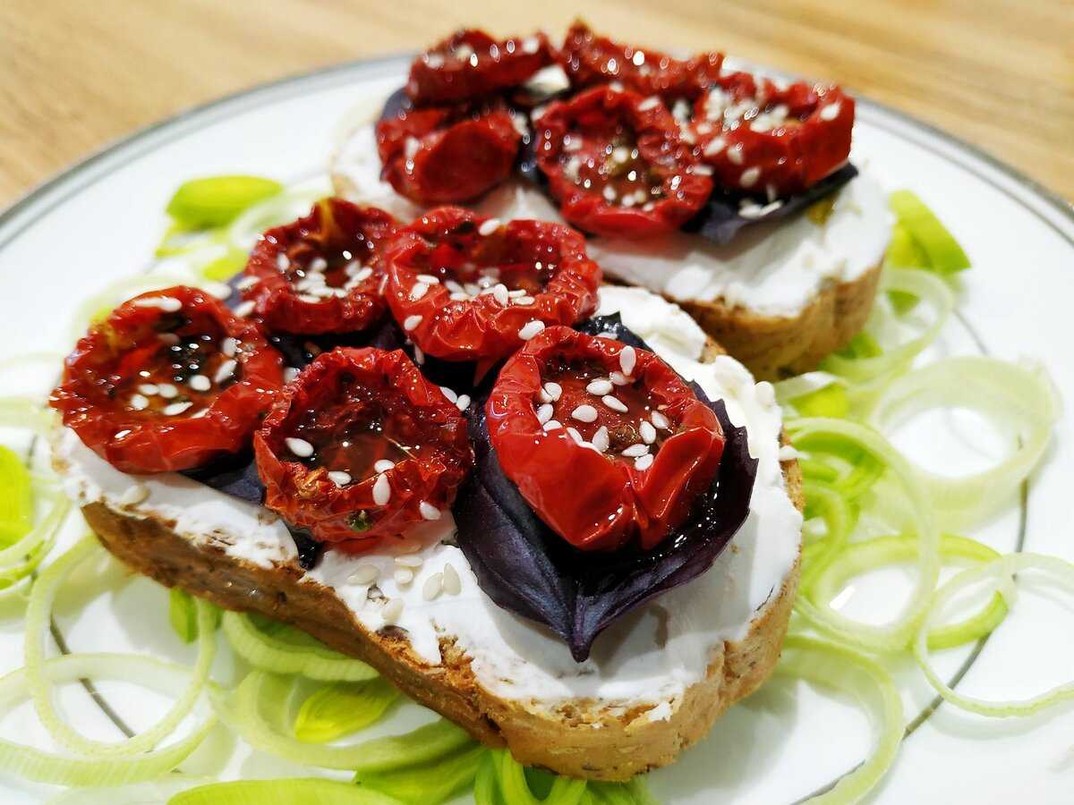 Помидоры дольками с луком и маслом на зиму: рецепты «пальчики оближешь»