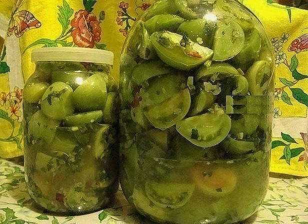 Маринованные зеленые помидоры на зиму в банках с чесноком и морковью