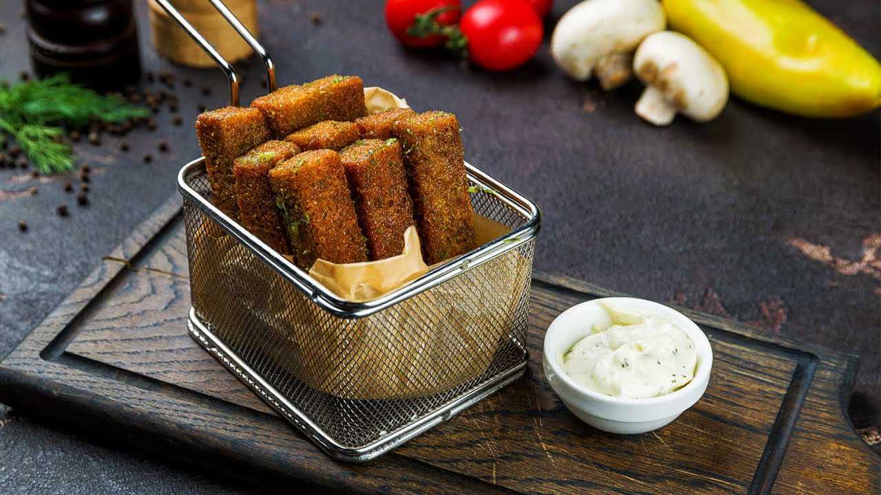 Закусочные гренки с чесноком из кусочков черного хлеба — удачная закуска к пиву и не только