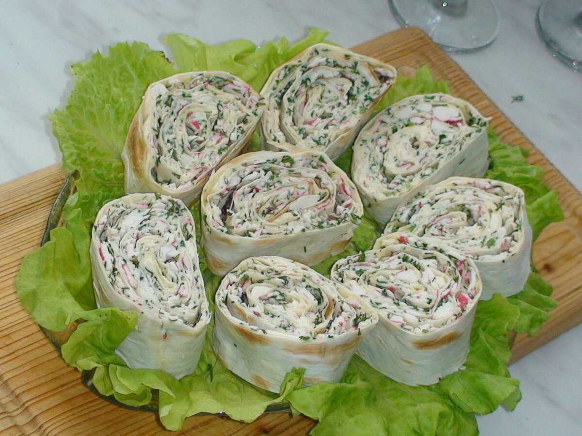 Рулет из лаваша с крабовыми палочками – 8 быстрых рецептов закуски