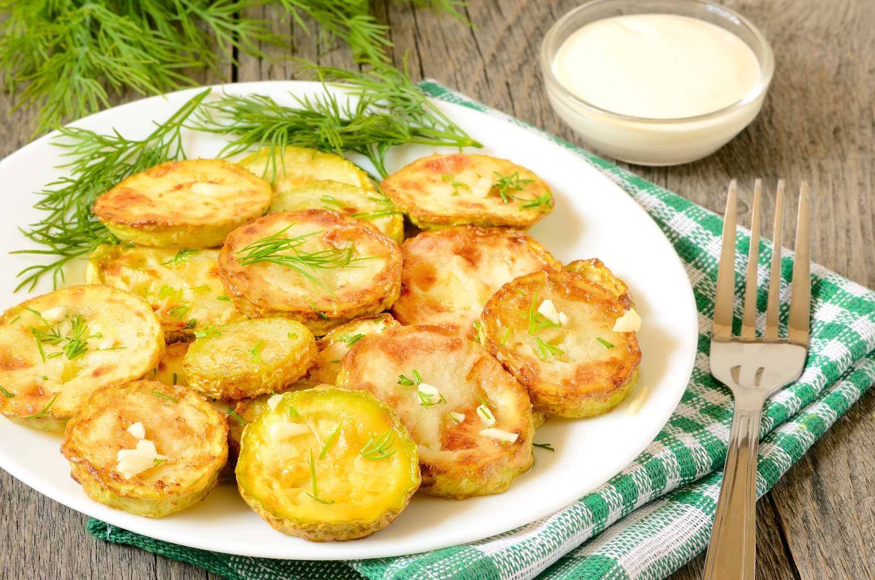 Жаренные кабачки с чесноком и майонезом: 5 вкусных рецептов