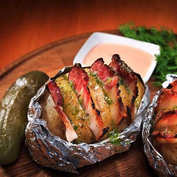 Картофель в фольге на углях: 10 лучших рецептов