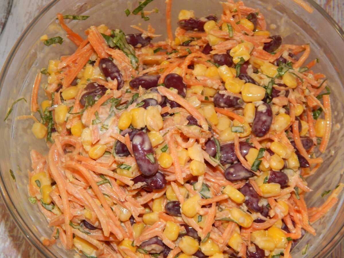 Салат с сухариками, кукурузой и фасолью: рецепты