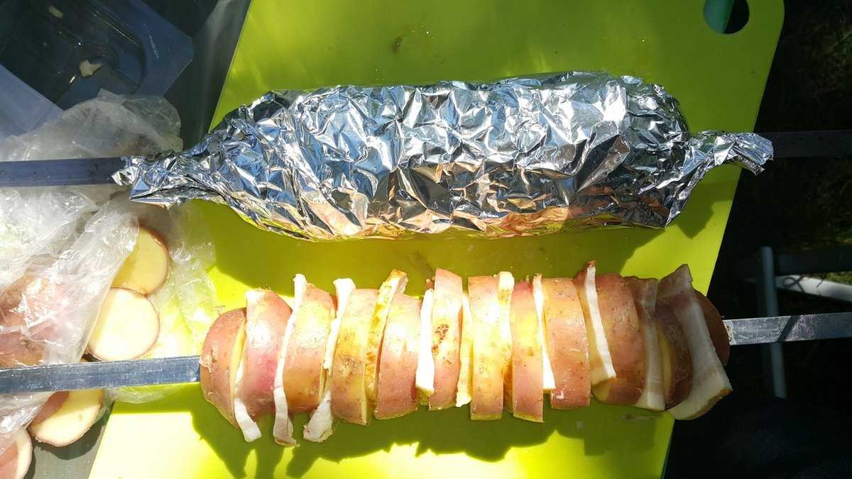 Картошка на костре – обычная, в фольге с салом (мясом)
